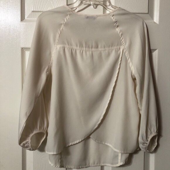 American Eagle Blouse Size Medium Cream Three Quarter Sleeves Split Back Design - Picture 7 of 11